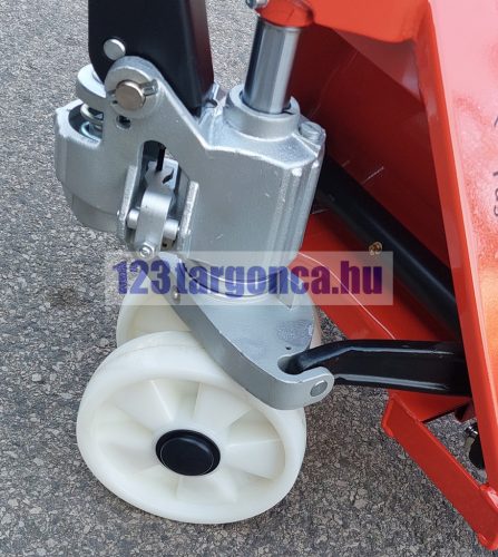 HPT-A20 hidraulikus pumpája és fehér nylon kormánykereke közelről