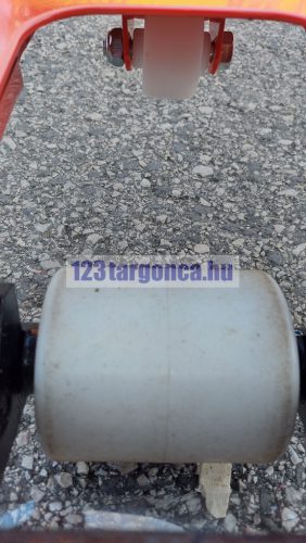 HPT-A20 szimpla nylon villagörgője a villa alól fotózva