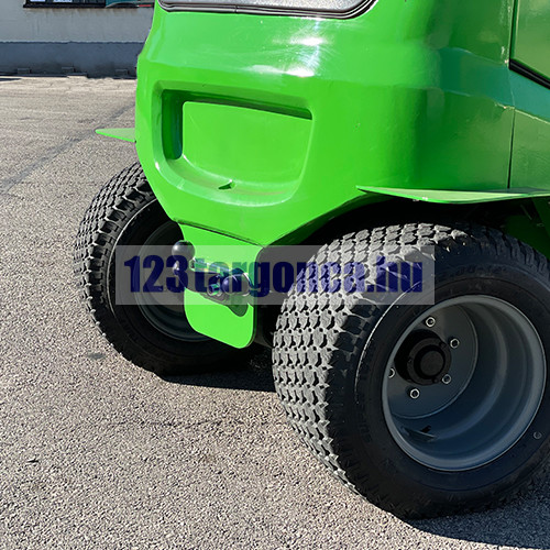 GreenLifter G15 hátsó kerekei: nagyméretű, mintázott fúvott gumik acélfelnin