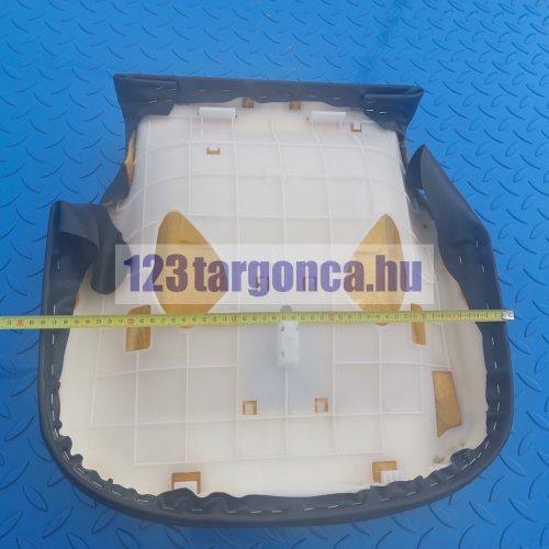M0118 ülőlap alulról, mérőszalaggal a közepén mérve