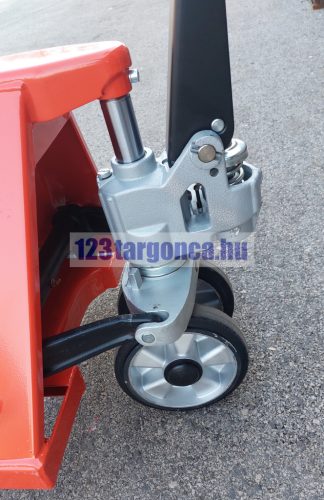 HPT-A20 800 hidraulikus pumpája és Φ200 mm-es alufelnis, gumi futófelületű kormánykereke